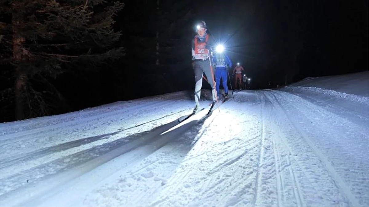 Ay ışığında İsviçre Alpleri\'nde kayak yarışı
