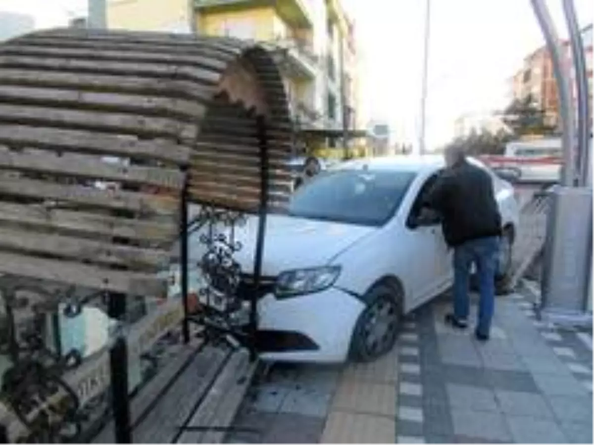 Bisiklete vurmamak için otobüs durağına çarptı