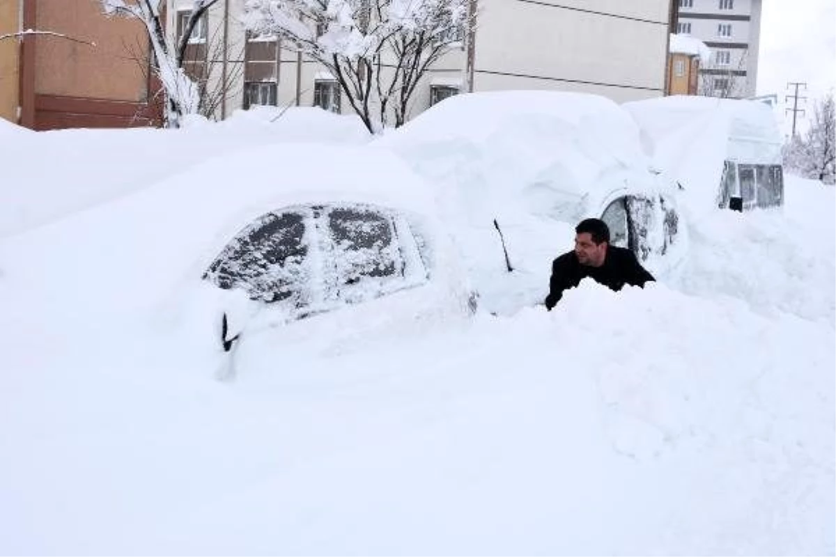 Bitlis\'te kar 2 metreyi aştı; araçlar ve evler kara gömüldü