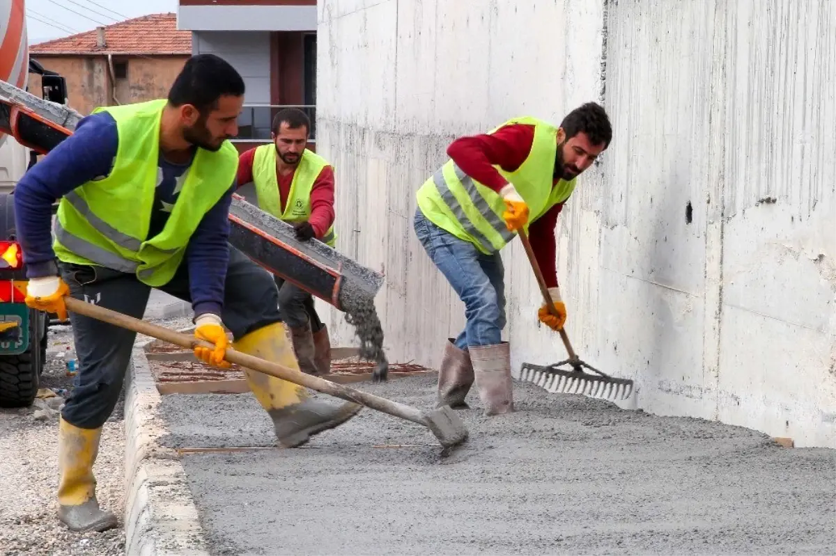 Buca\'da sokak sokak kaldırım mesaisi