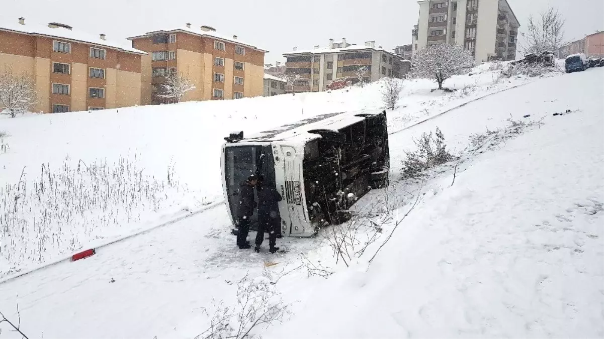 Buz tutan yolda kayan işçi servisi devrildi