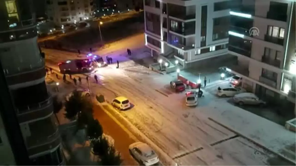 Buzda kayan ambulans itfaiye aracına çarptı