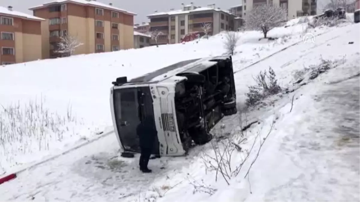 Buzlanan yolda kayan işçi servisi devrildi