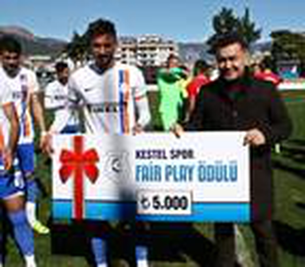 Centilmen futbolcu aldığı ödülü Mehmetçik Vakfı\'na bağışladı