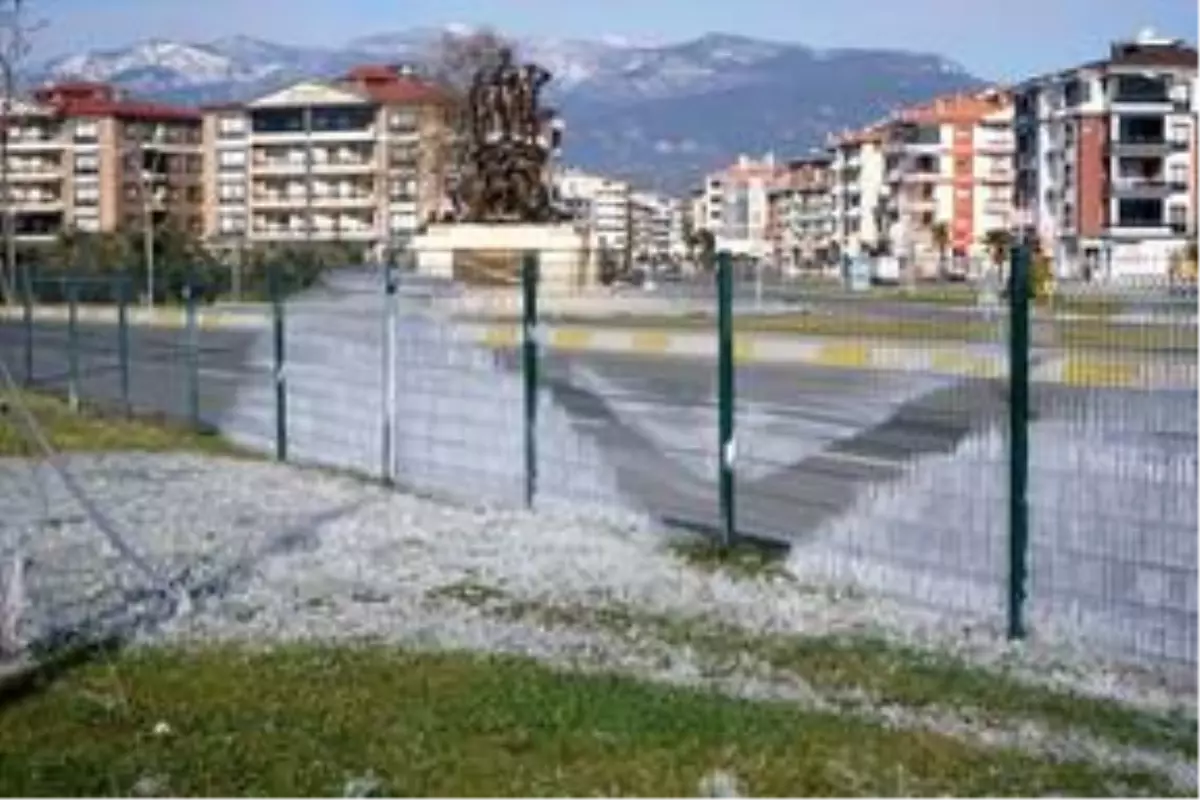 Çim sulama fıskiyesinin donan suları güzel görüntü oluşturdu