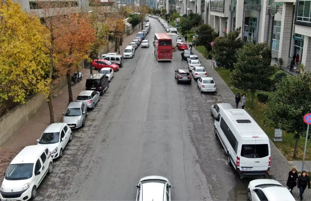 Durmanın yasak olduğu caddeyi otoparka çevirdiler