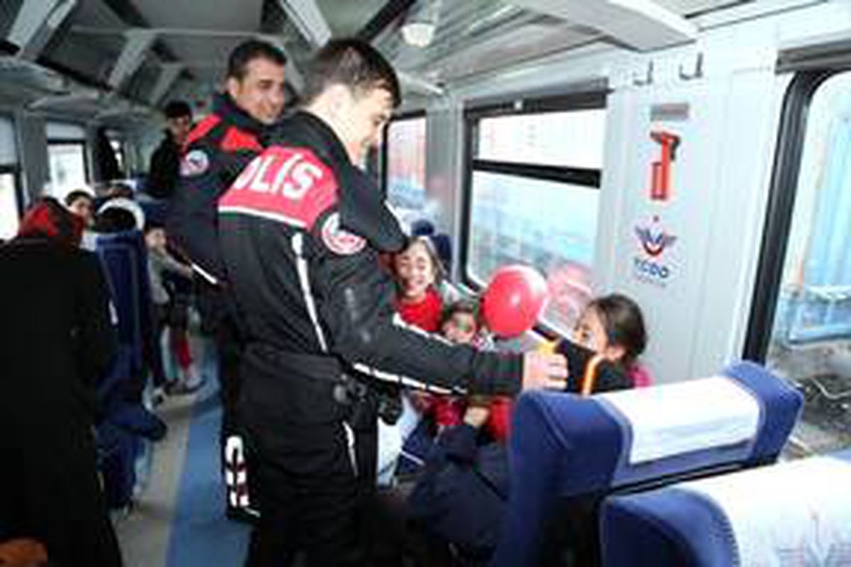 Elazığ polisinden depremzede çocuklara moral desteği