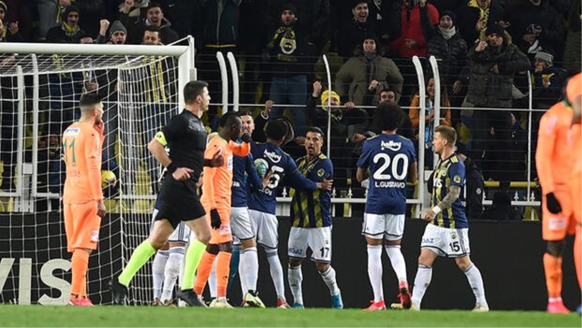 Fenerbahçe\'de Altay Bayındır\'dan penaltının tekrarlanmasına tepki!