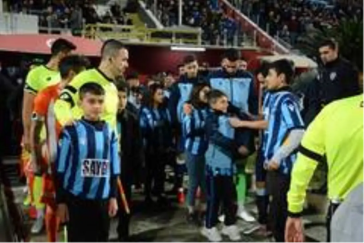 Futbolcu olmak isteyen öğrenciler maça götürüldü