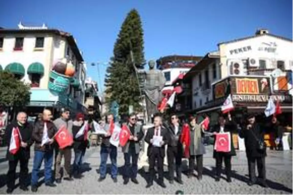 Irkçı Yunan milletvekili Antalya\'da protesto edildi