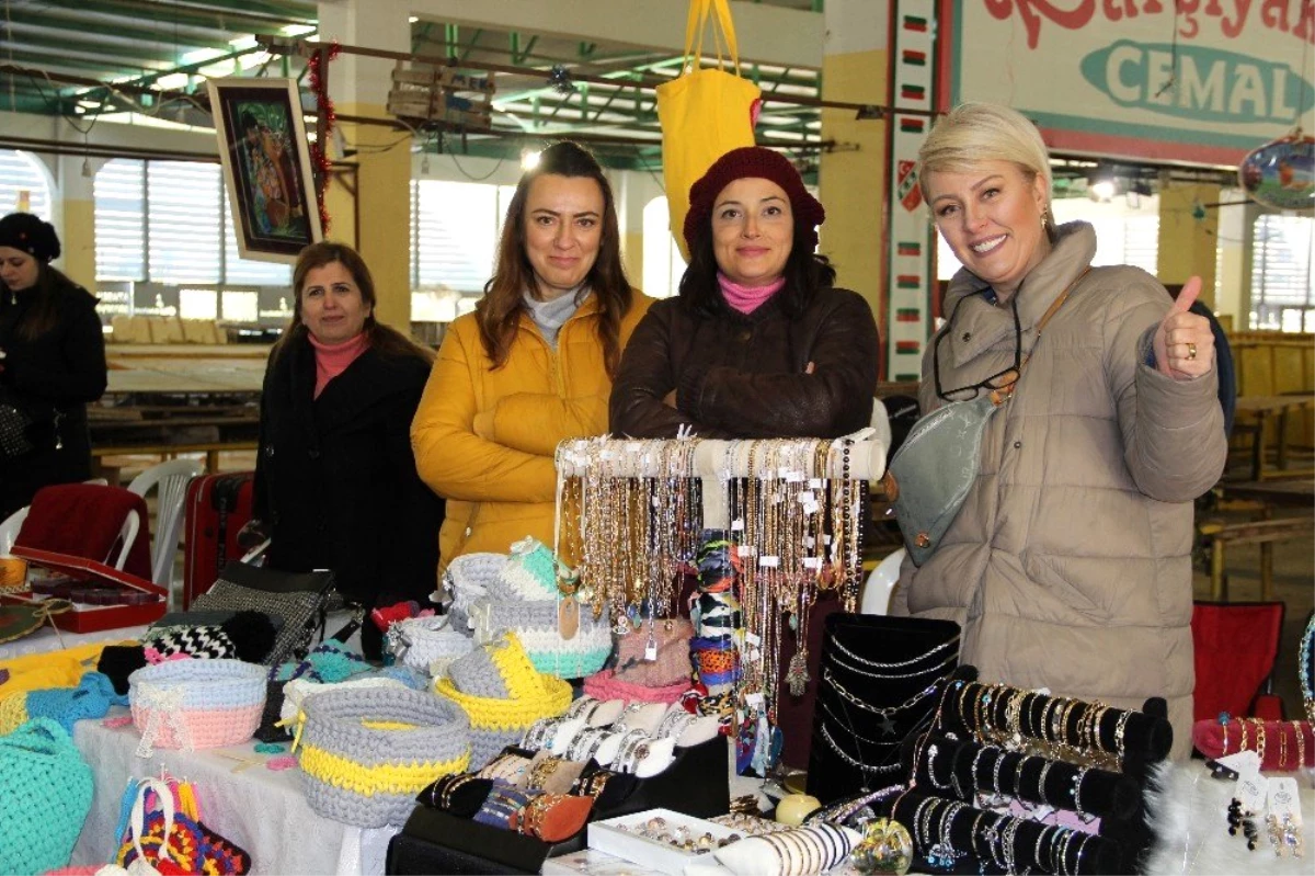 İzmir\'de 200 kadın depremzedeler için el emeklerini satışa sundu