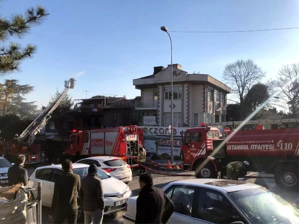 Kadıköy\'de çıkan yangında 1 restoran ve 2 evin çatısı kül oldu