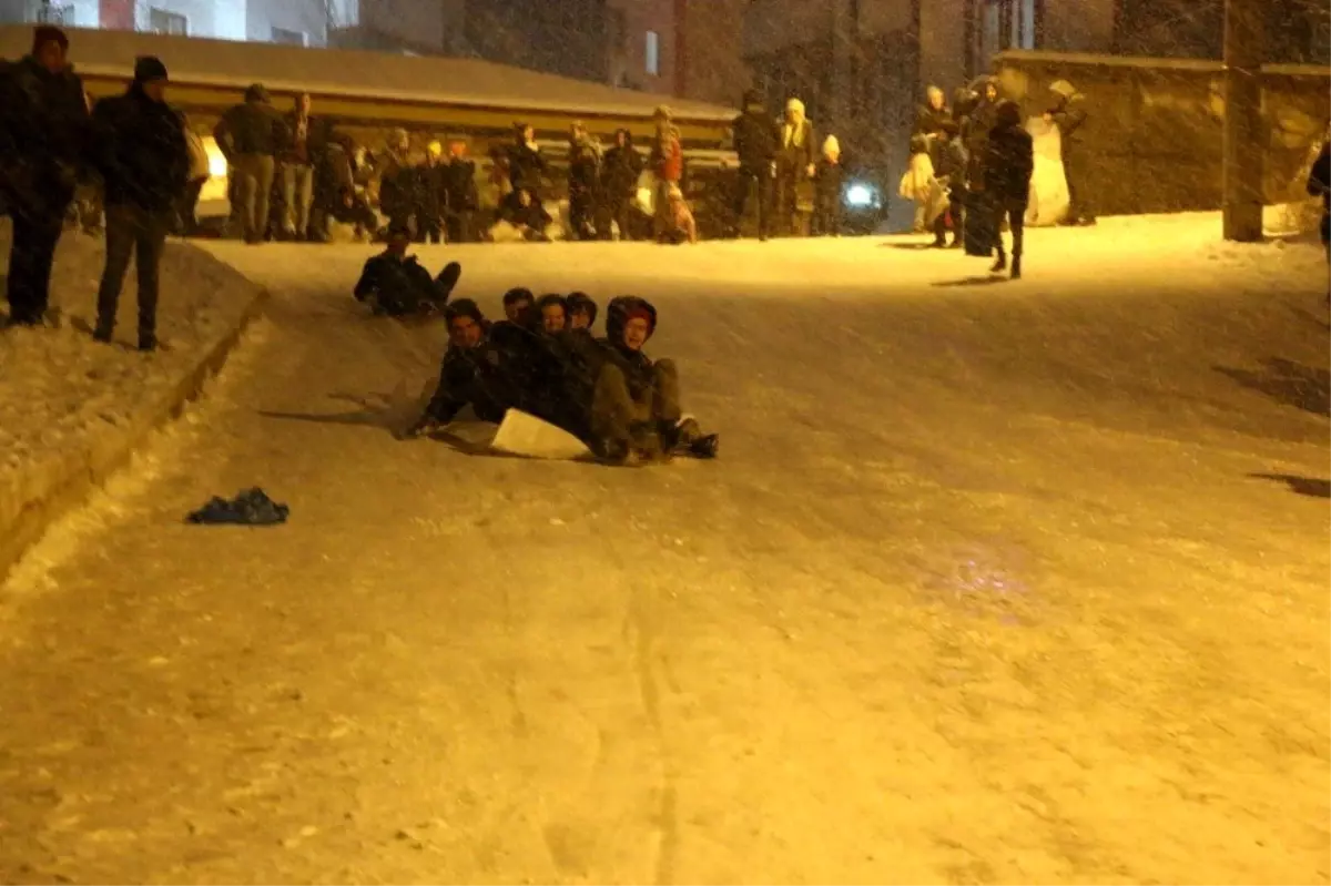 Karda kayabilmek için yoğunluktan sıra beklediler