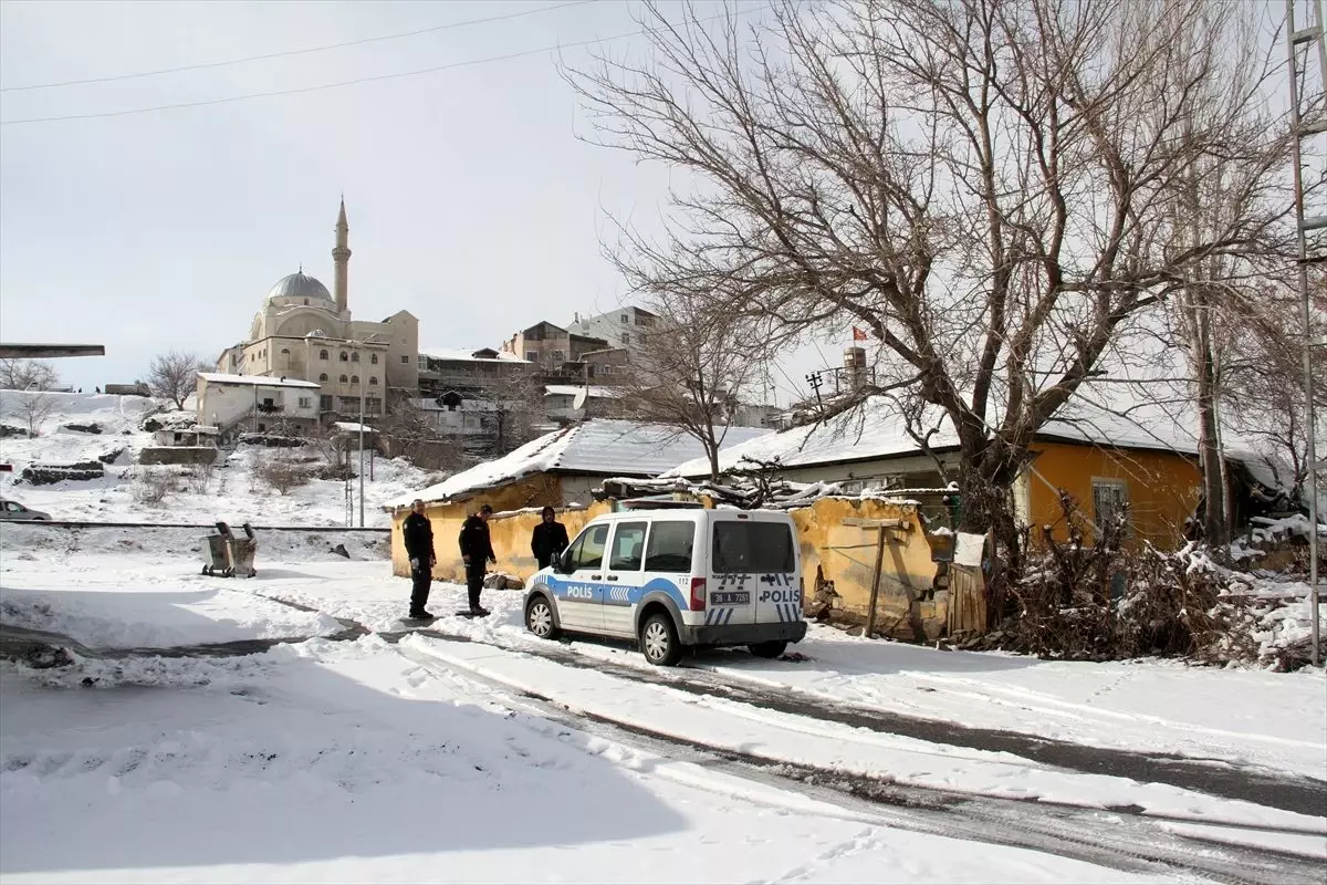 Kayseri\'de mutfakta bıçağın üzerine düşen genç kız yaralandı