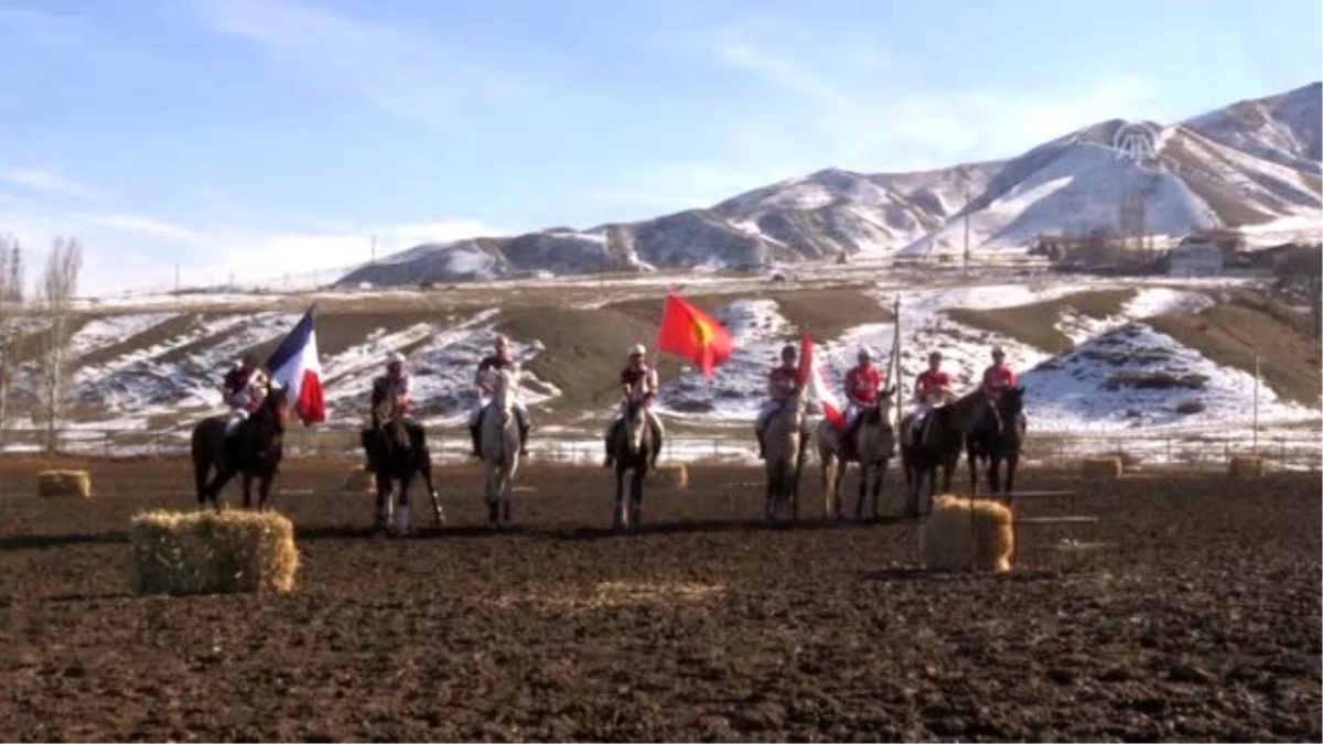 Kırgızistan\'da atlı top oyunu tanıtıldı