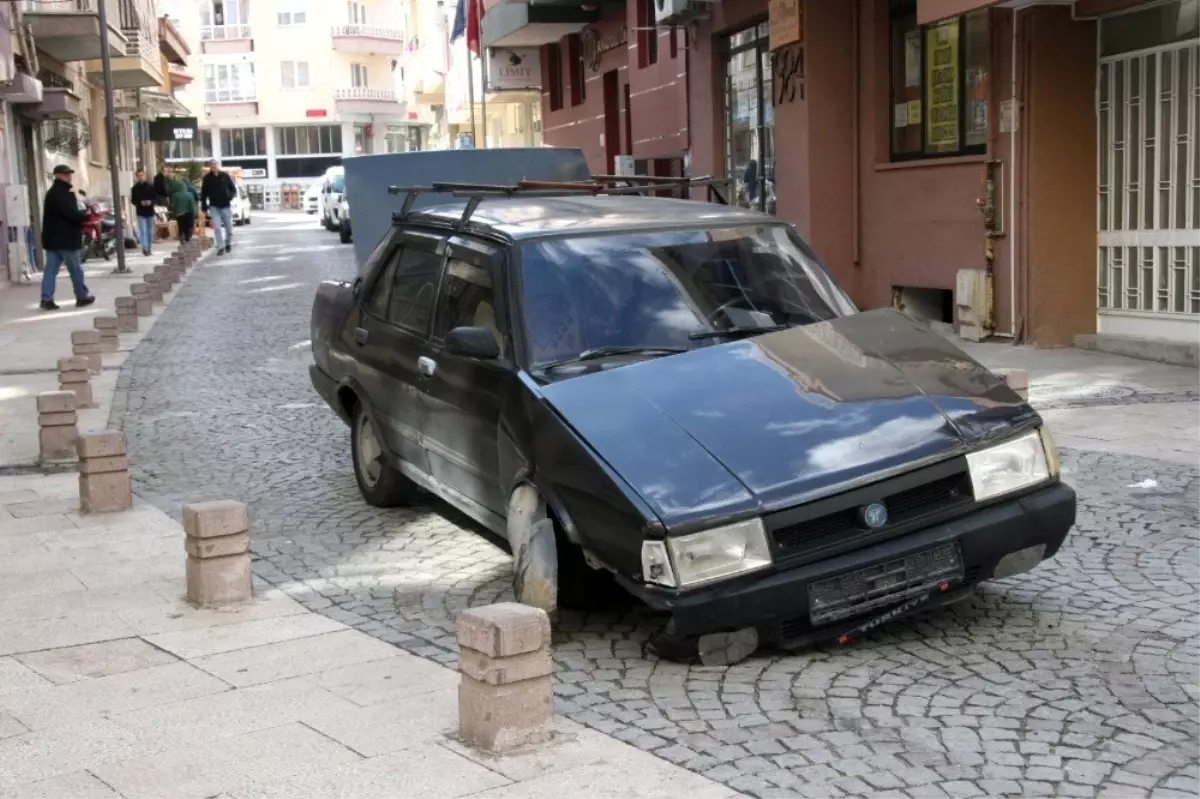 (Özel) Alkollü sürücüyü beton duba durdurdu