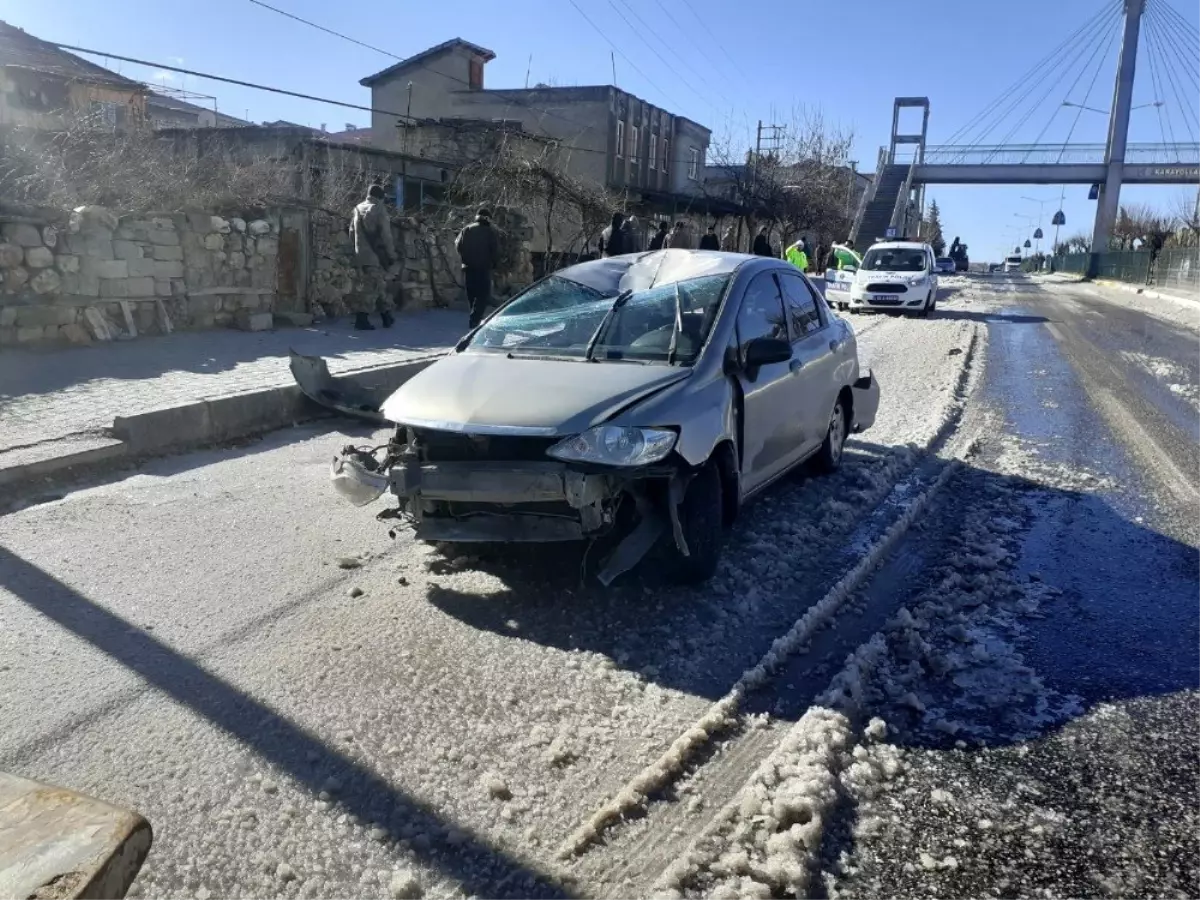 Patlayan su borusu kazaya neden oldu