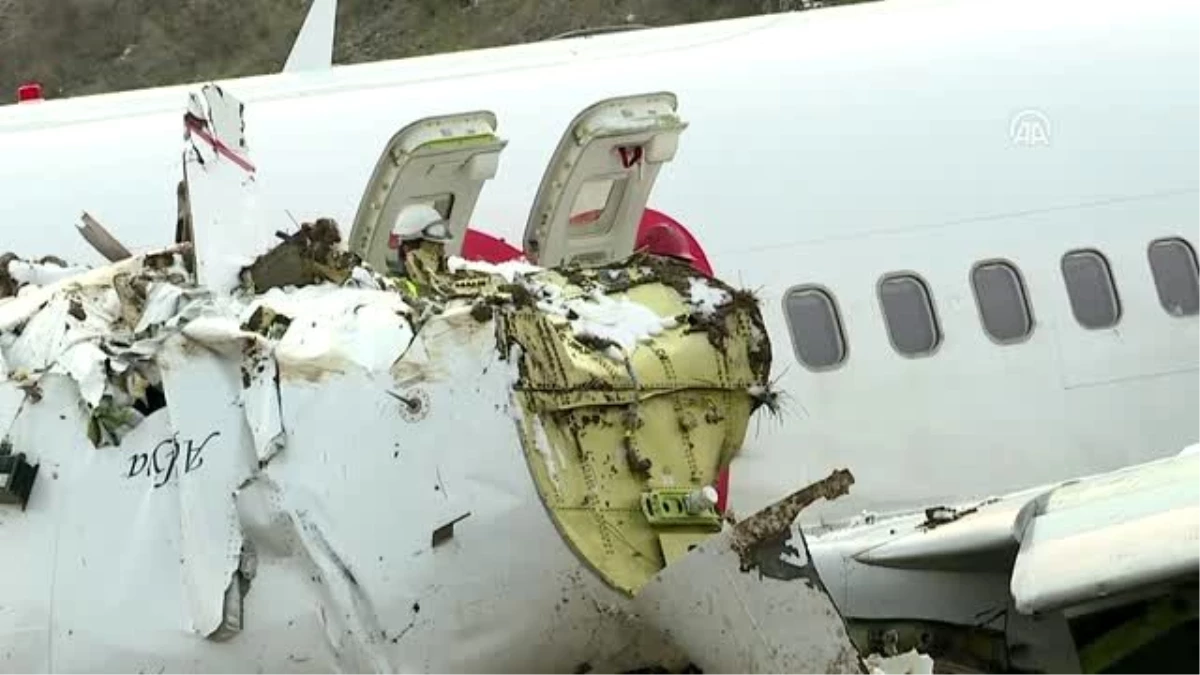 Pistten çıkan uçağın enkazını kaldırma çalışmalarına ara verildi