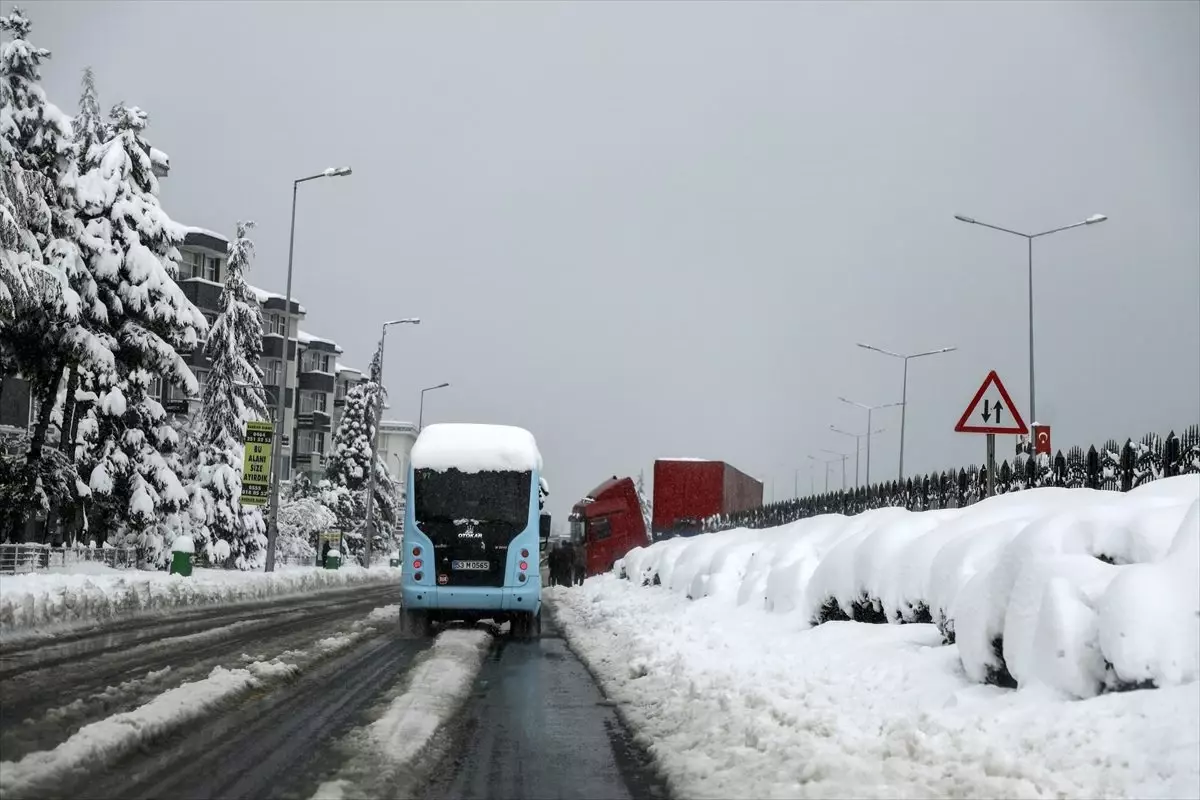 Rize\'de kayarak kontrolden çıkan tırın ön kısmı karşı şeride geçti