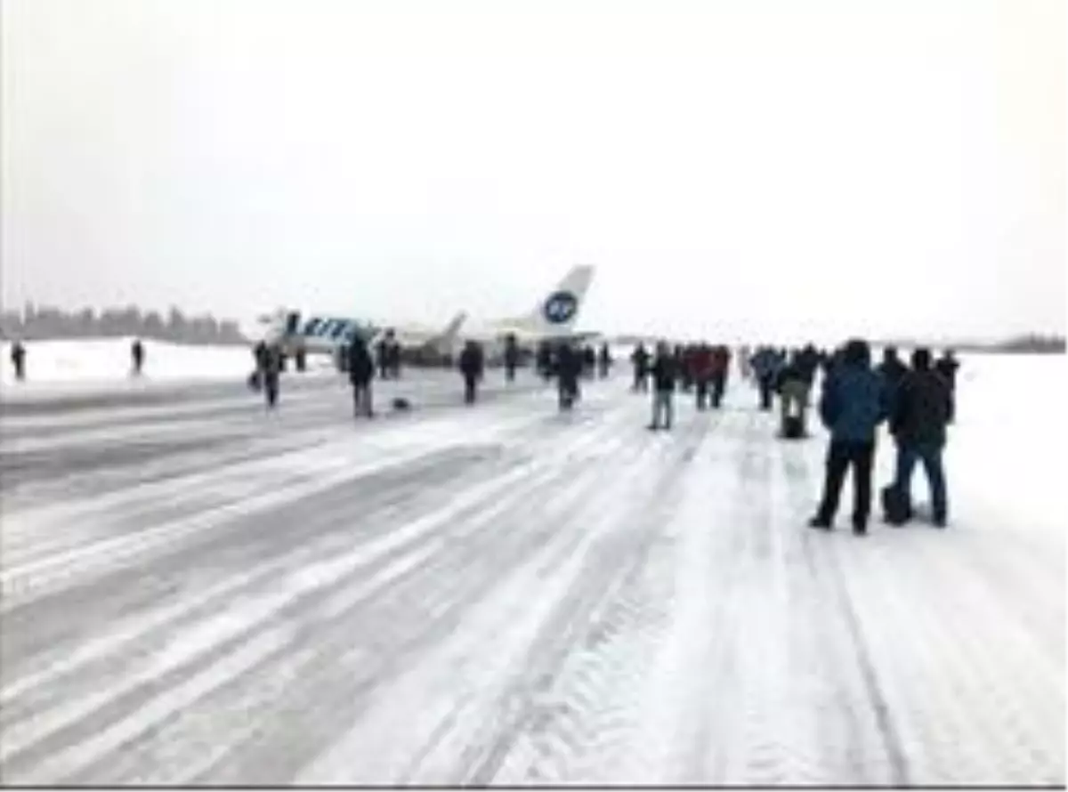 Rus yolcu uçağının kuyruğu piste çarptı, o anlar kamerada