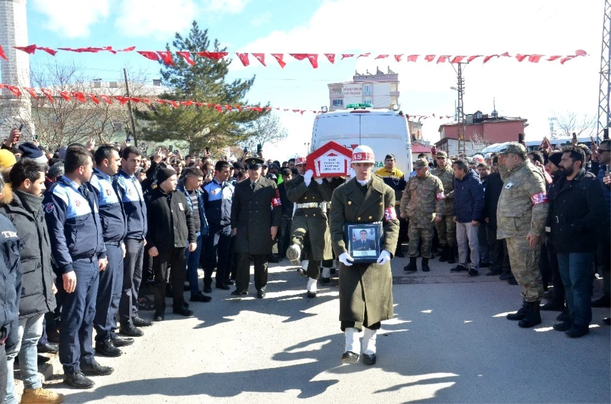 Şehit uzman onbaşıyı binler uğurladı