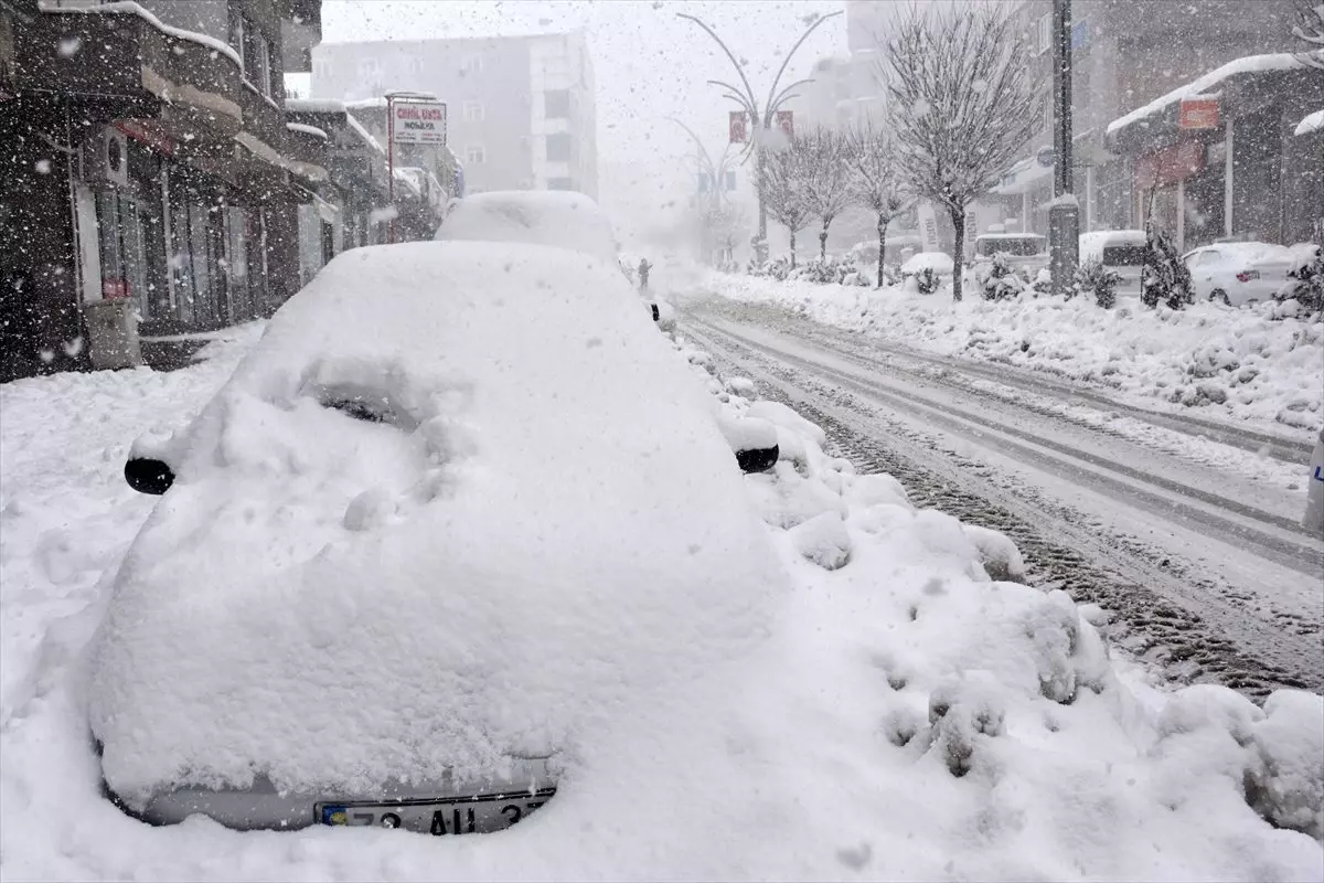 Şırnak\'ta yoğun kar yağışı hayatı olumsuz etkiliyor