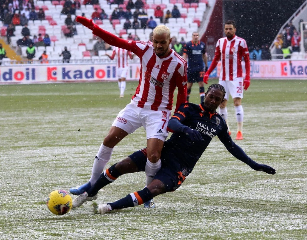 Süper Lig: DG Sivasspor: 0 - Medipol Başakşehir: 0 (İlk yarı)