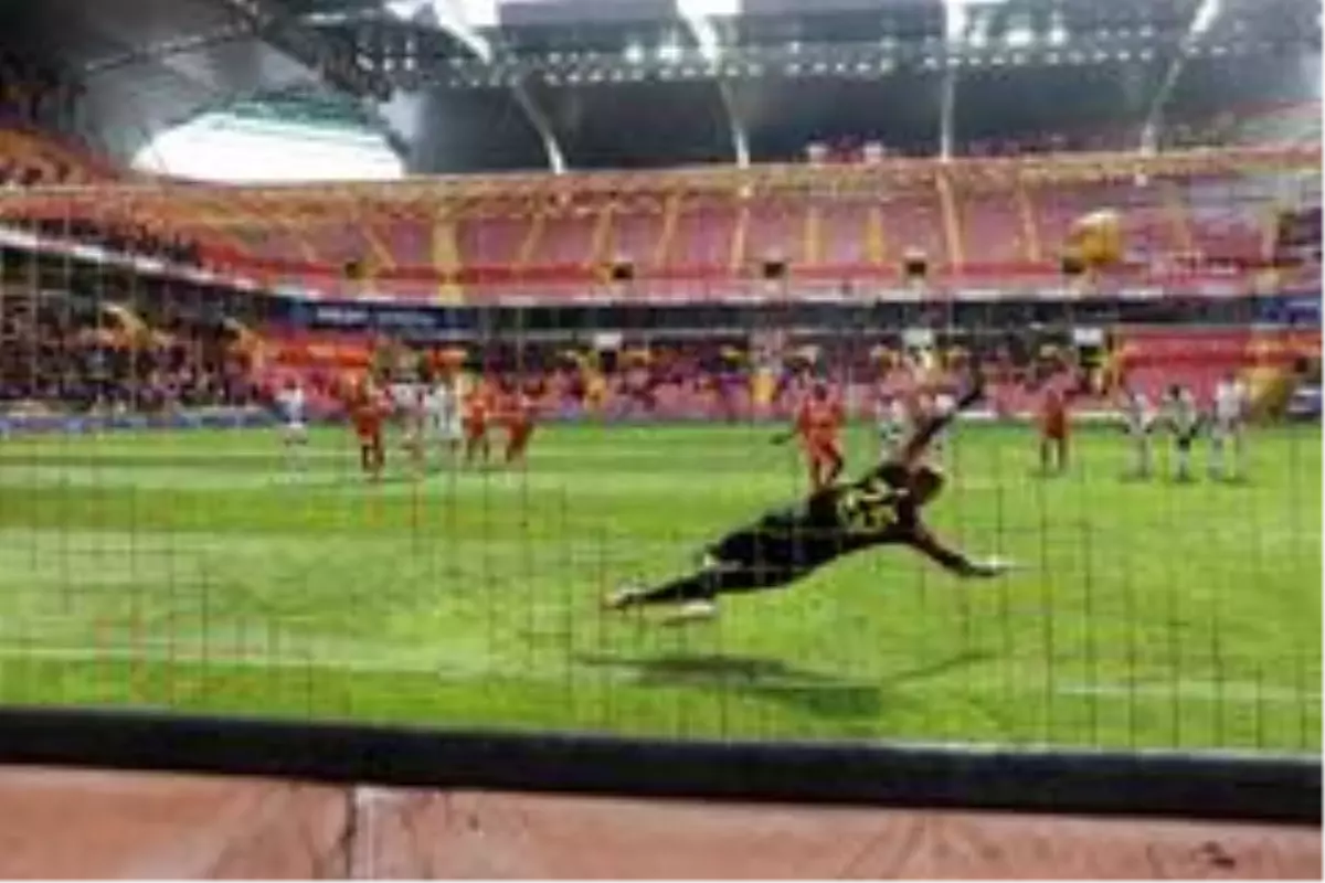 Süper Lig: HES Kablo Kayserispor: 1 - Antalyaspor: 1 (İlk yarı)