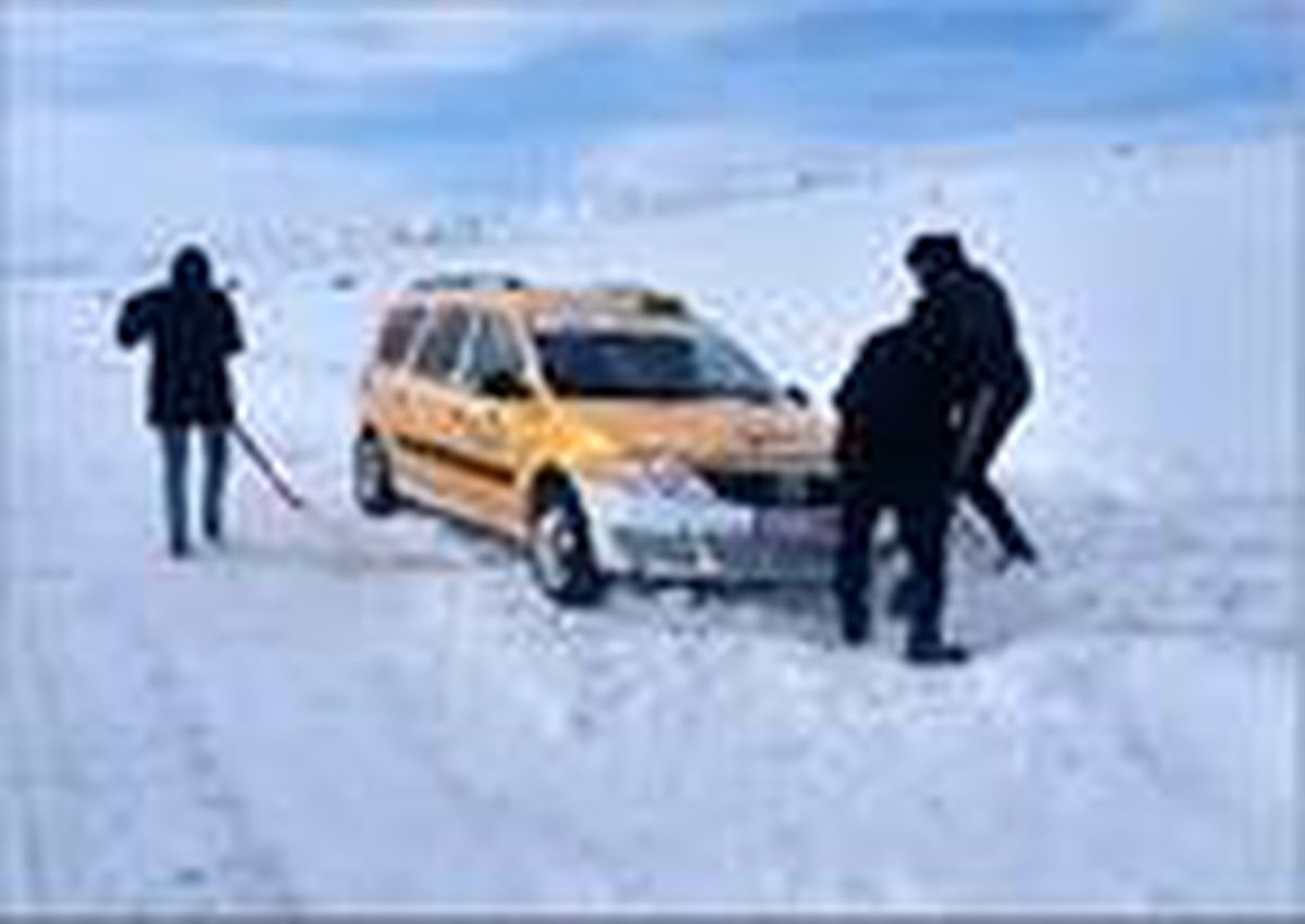 Araçla karda mahsur kalan 5 öğretmen kurtarıldı