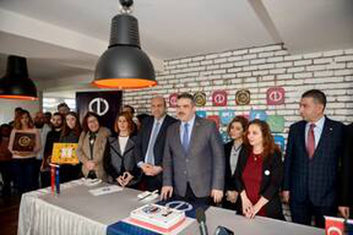AÜ sosyal medyadaki başarısını kutladı