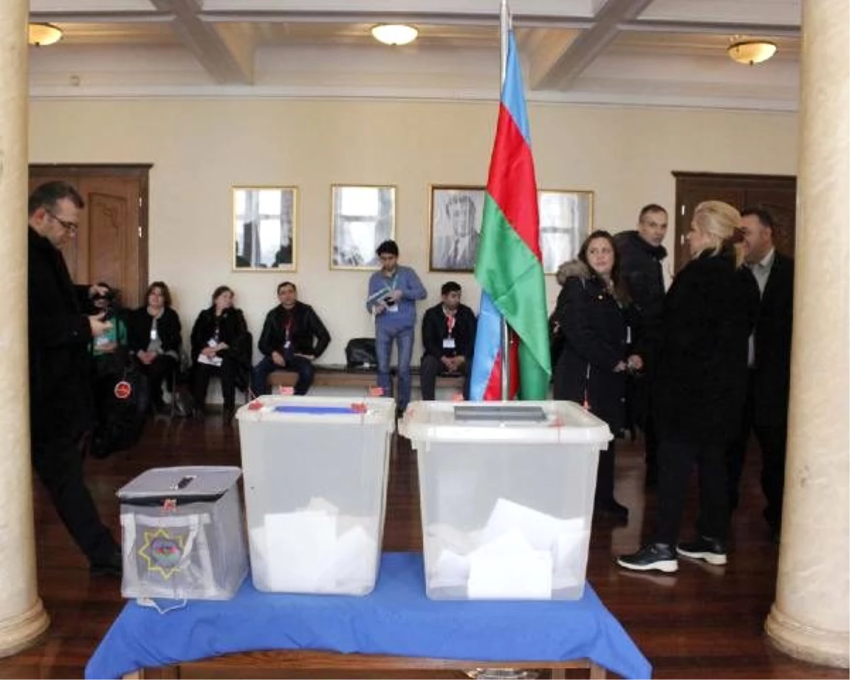 Azerbaycan\'da resmi olmayan sonuçlara göre Aliyev\'in partisi lider