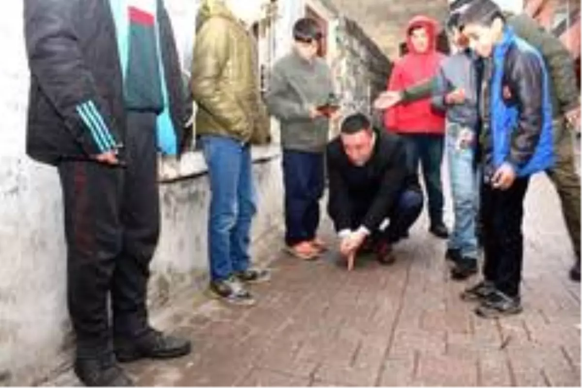 Başkan Beyoğlu sokakta çocuklarla misket oynadı