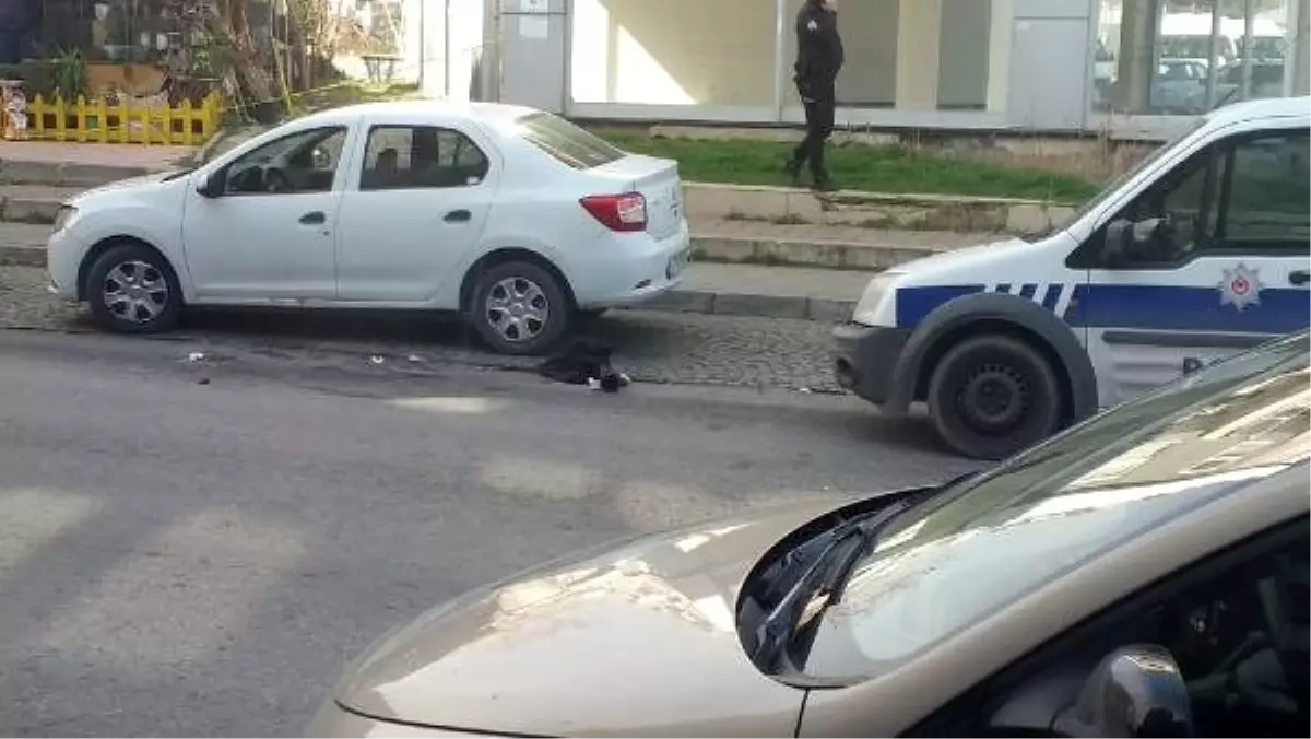 Büyükçekmece\'de otomobildeki 2 kişiye silahlı saldırı (1)