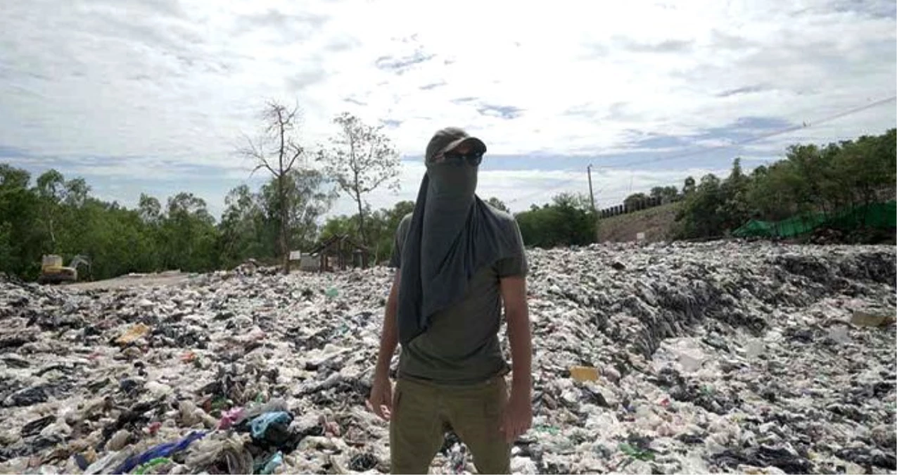 Engin Altan Düzyatan, farkındalık için çektiği belgeselde çöp topladı