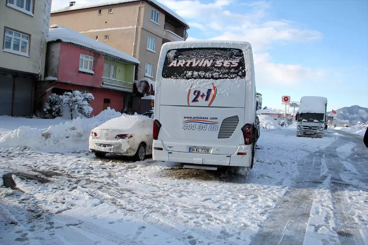 Giresun\'da yolcu otobüsü ile iş makinesi çarpıştı: 7 yaralı