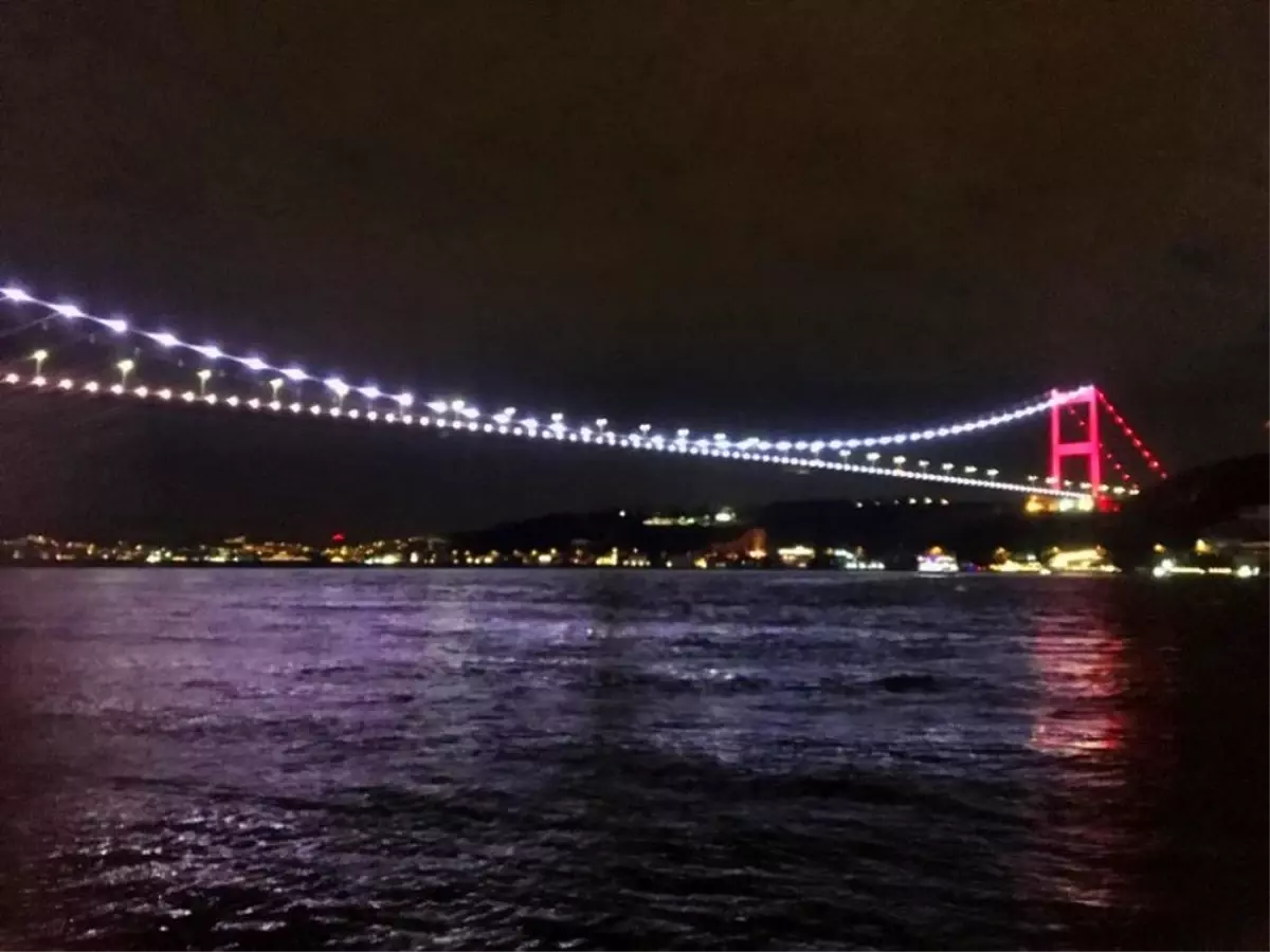 İstanbul\'un köprüleri epilepsi hastaları için mor renk ile aydınlatıldı