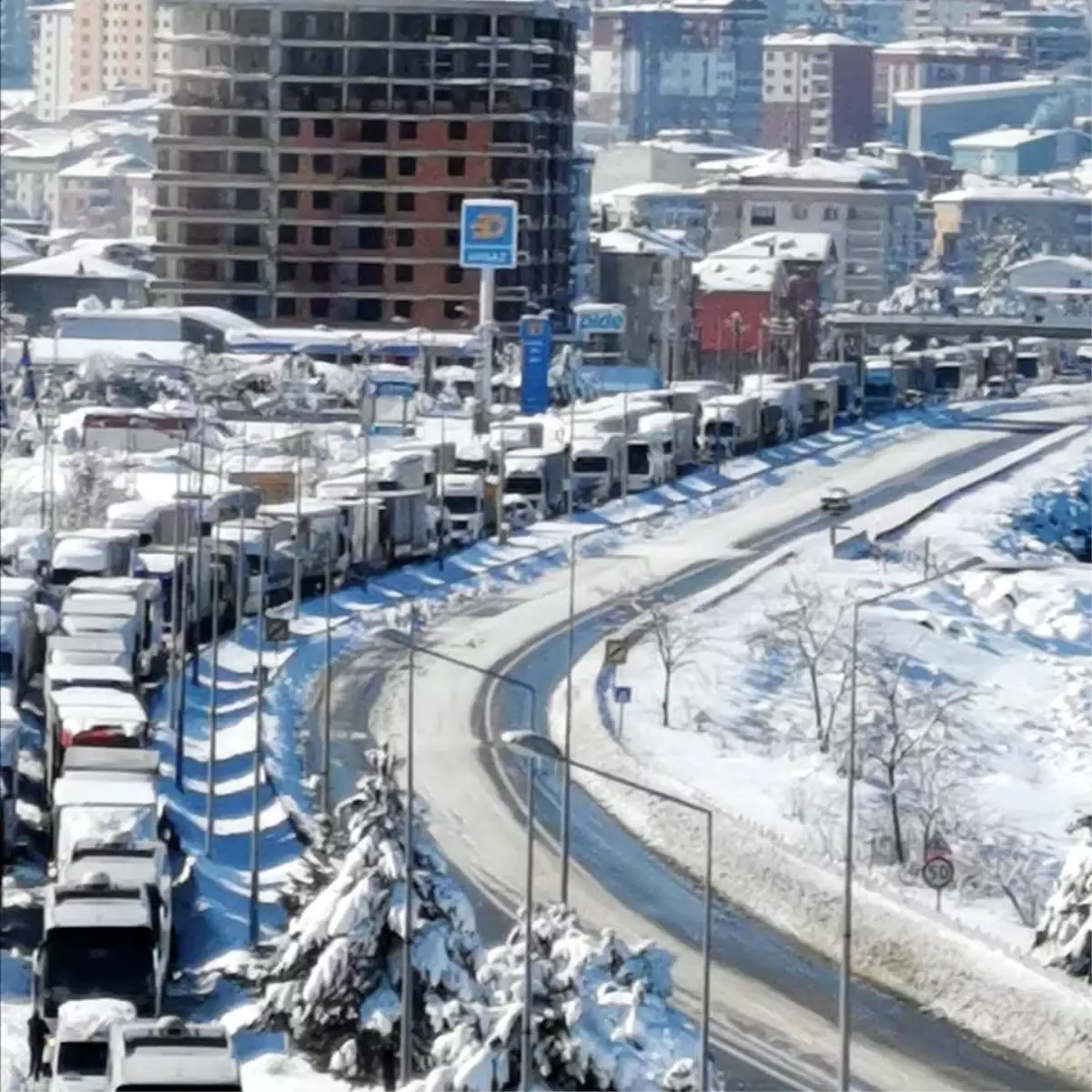 Karadeniz Sahil Yolu tırların geçişine açıldı