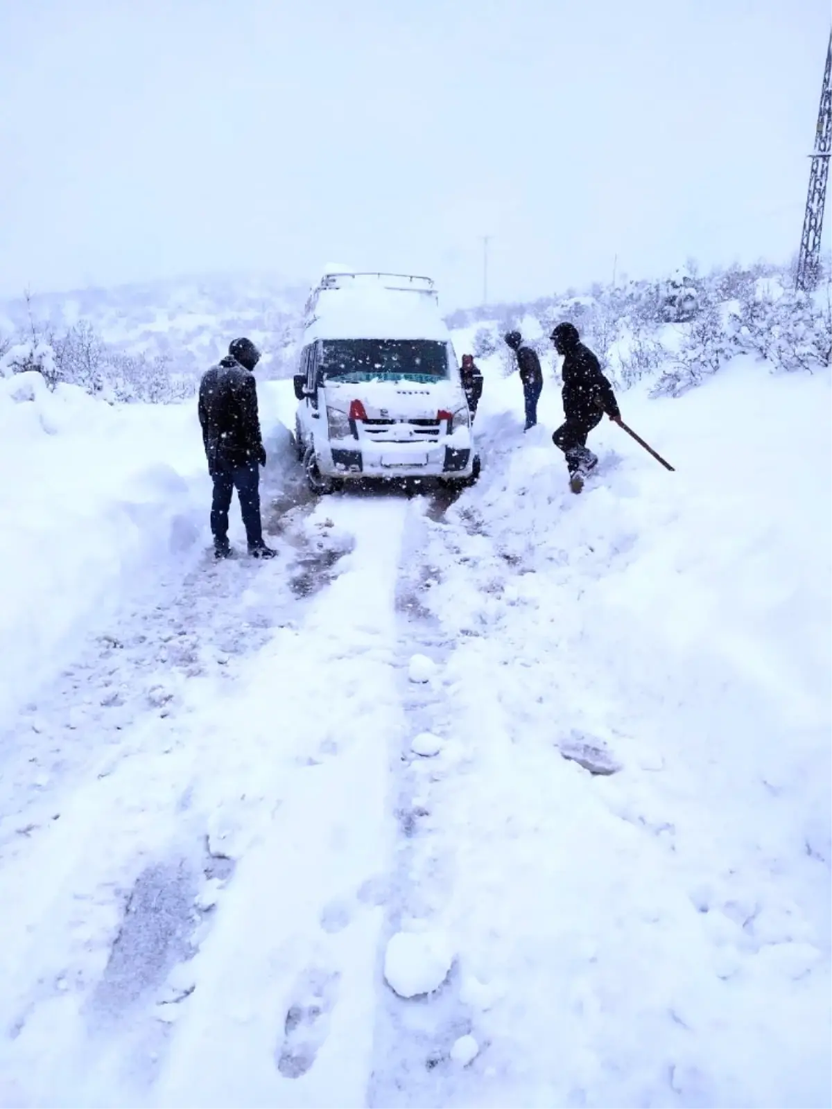 Karda mahsur kalan 15 kişi kurtarıldı