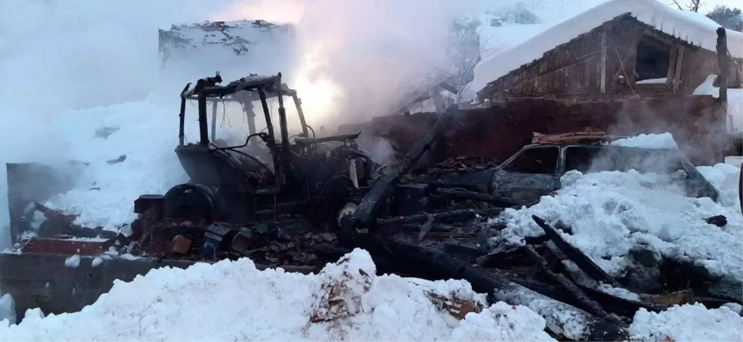 Kastamonu\'da çıkan yangın traktör ve otomobili kül etti