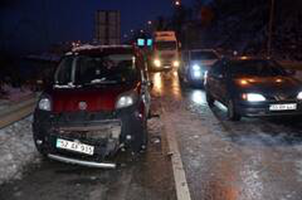 Kayganlaşan yolda 11 aracın karıştığı trafik kazası: 3 yaralı