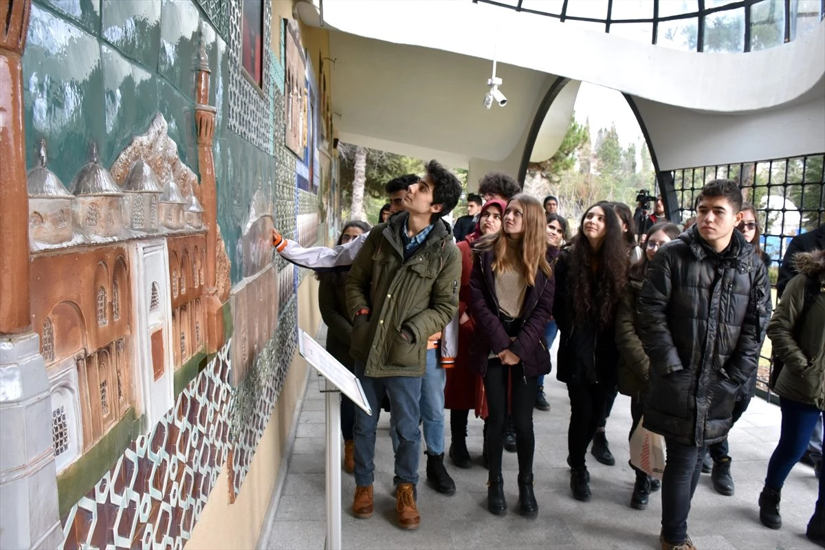 Kitaplardaki tarihi, yaşandığı yerleri gezerek öğreniyorlar