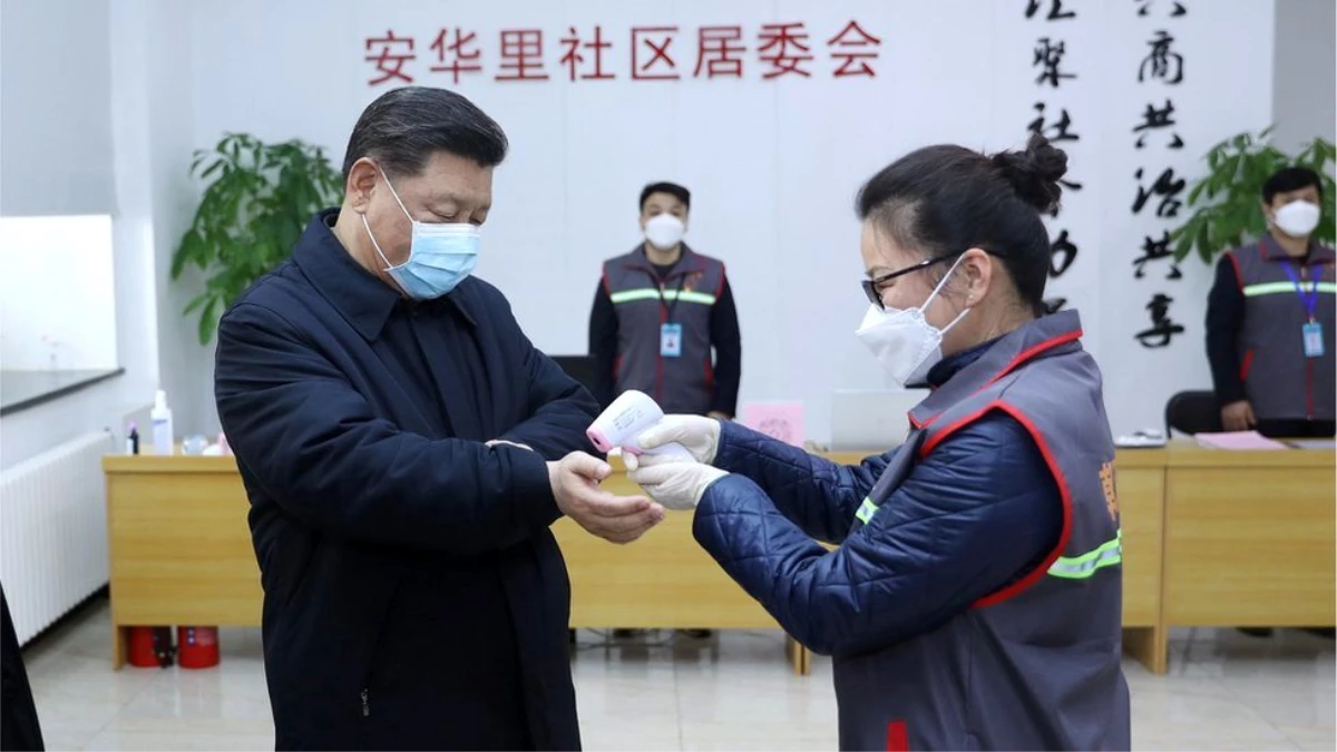 Çin Devlet Başkanı Şi Jinping koronavirüsün en çok ölüme yol açtığı günde maskeyle dolaştı