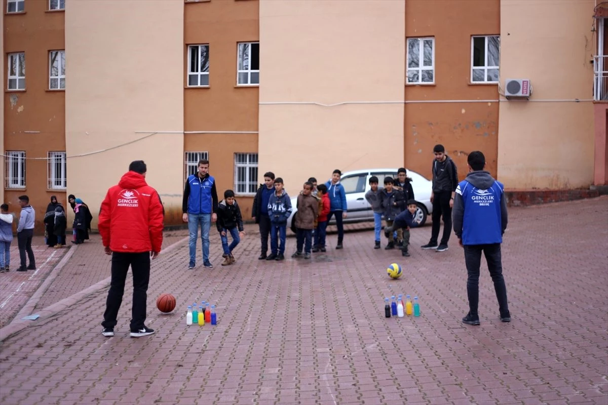 Malatya\'da gönüllü gençler, depremzede çocuklara moral oluyor