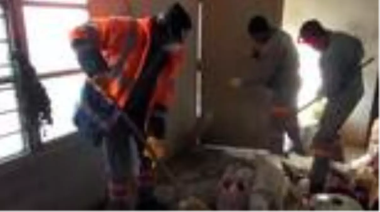 Mersin tarsus\'ta çöp ev, belediye ekipleri tarafından temizlendi