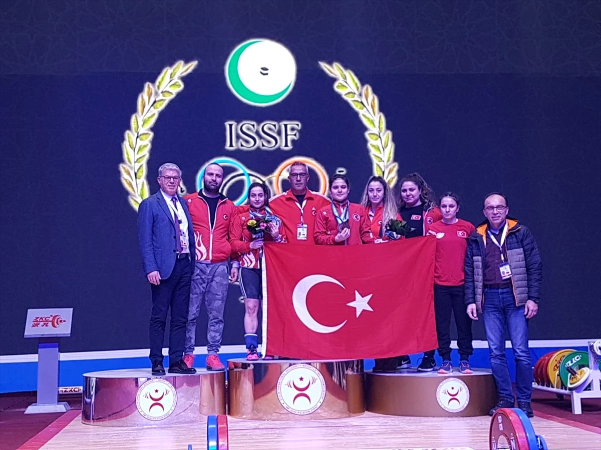 Milli halterci Şaziye Erdoğan, Özbekistan\'da şampiyon oldu