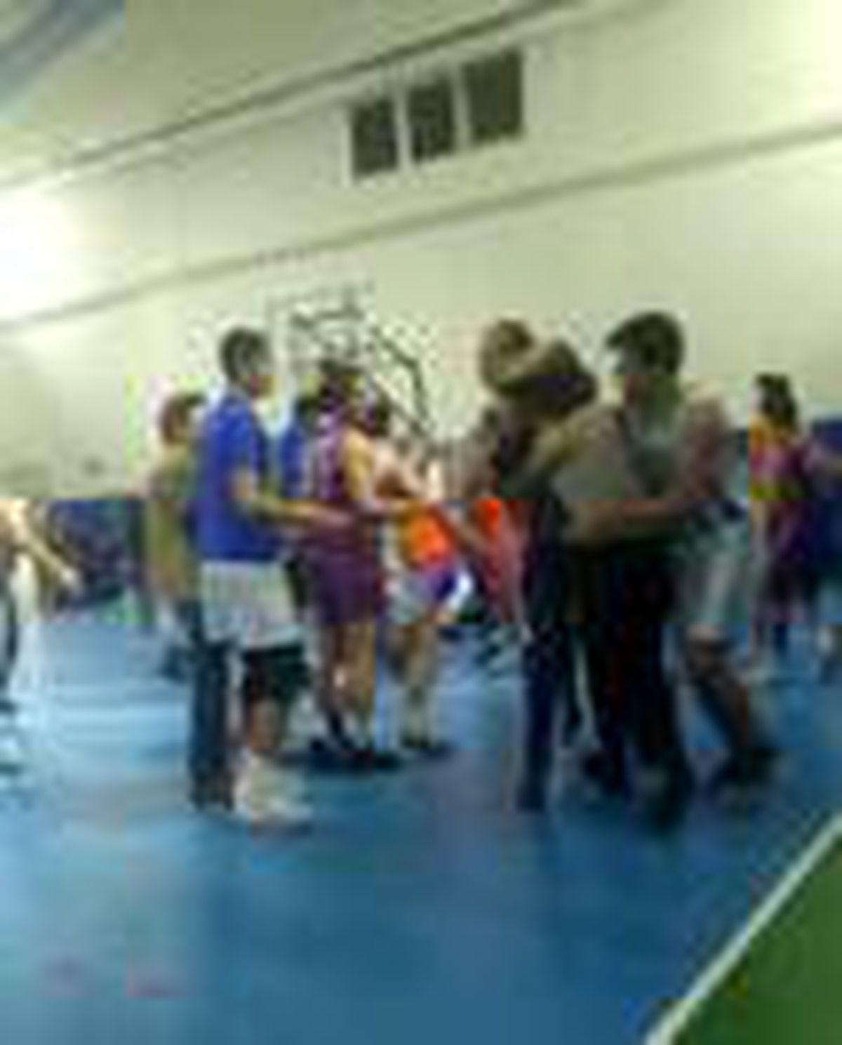 (Özel) Basketbol maçında hakemlere tekmeli yumruklu saldırı kamerada