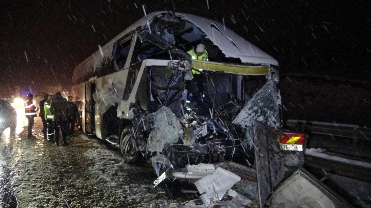 Samsun\'da yolcu otobüsü kamyonla çarpıştı: 1 ölü, 1 yaralı