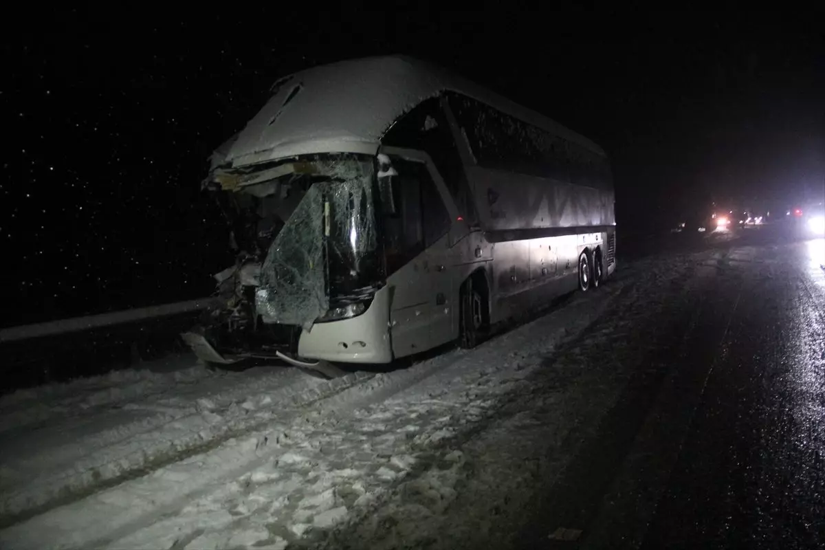 Samsun\'da yolcu otobüsü tıra çarptı: 1 ölü, 1 yaralı