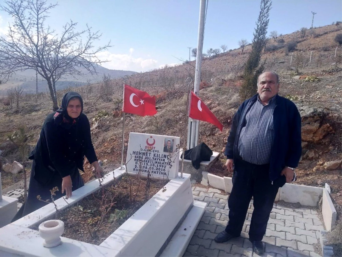 Şehit mezarındaki Türk Bayrağı\'na Jandarma hassasiyeti