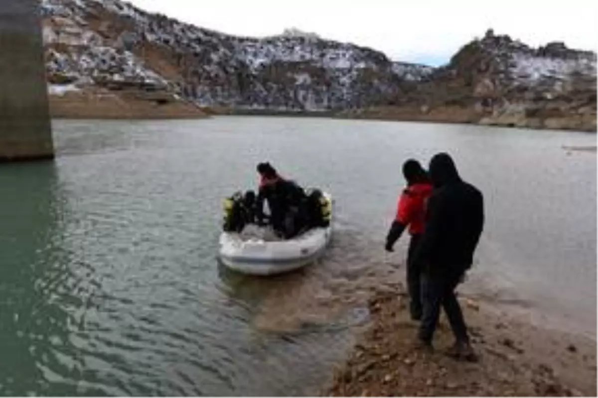 Sıfırın altında 4 derecede dalış yapıp kayıp üniversite öğrencisini aradılar